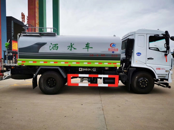 東風D312噸灑水車