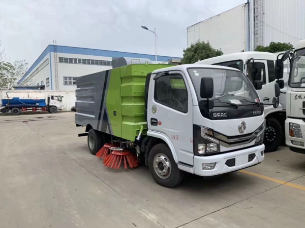 東風(fēng)小多利卡掃路車（1.5方水罐，4方塵罐）