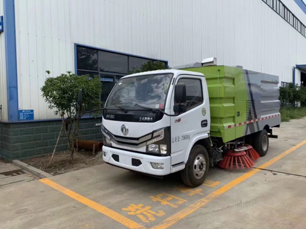 東風(fēng)小多利卡掃路車（1.5方水罐，4方塵罐）