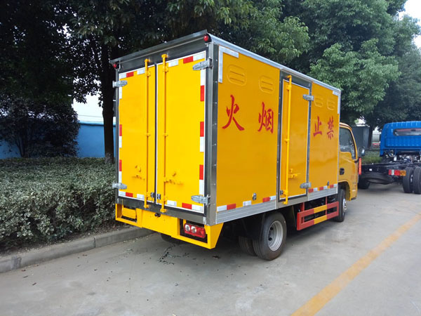 躍進3.3米柴油（藍牌）腐蝕品廂式車