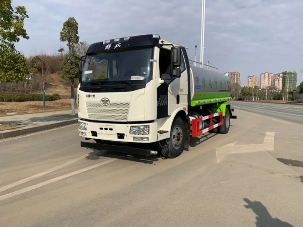 國六12-15噸解放灑水車