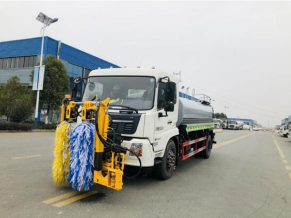 東風(fēng)天錦護欄清洗車