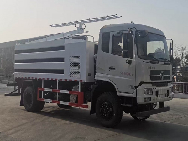 東風四驅光伏板清洗車,8方水罐