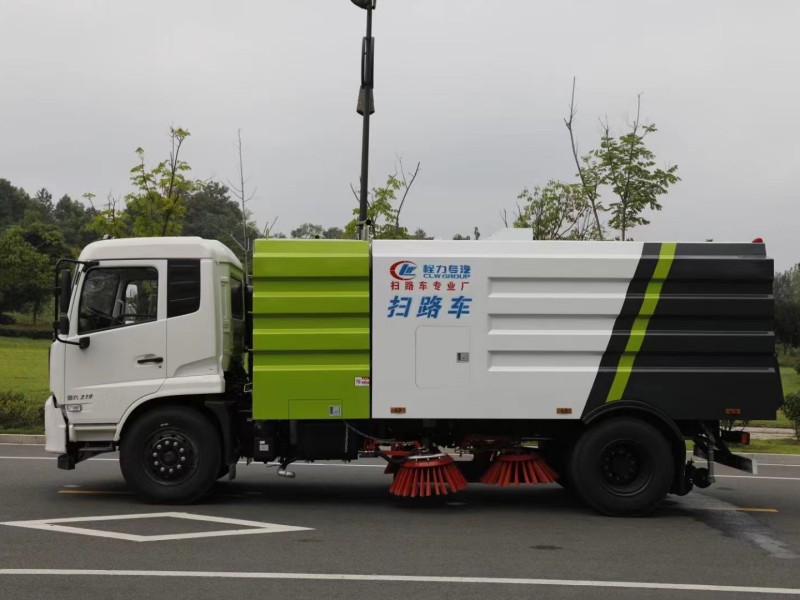 東風天錦掃路車(4方水罐8方塵罐)